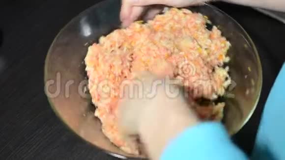 厨师把切碎的肉和米饭混合在一起视频的预览图