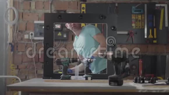 家具厂的女工人测试钻头螺丝刀木匠的职业手工制造视频的预览图