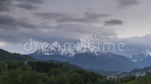 Watzmann山在春季日落时的时间流逝巴伐利亚州贝希特斯加登市视频的预览图