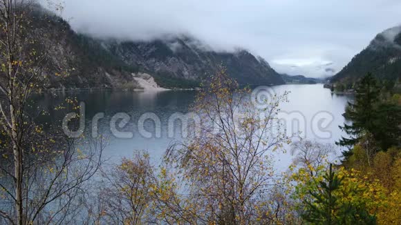 奥地利蒂罗尔阿尔卑斯山阿琴西山秋湖视频的预览图