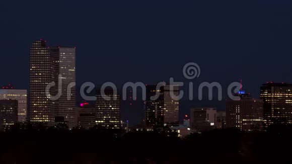 丹佛天际线摩天大楼日出时间流逝视频的预览图