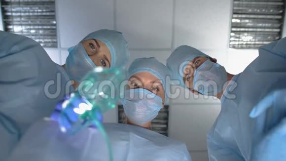 医生把氧气面罩戴在病人脸上病人在手术台上视频的预览图