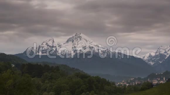 瓦茨曼山在春天日出时的时间流逝与巴伐利亚的贝希特斯加登市视频的预览图