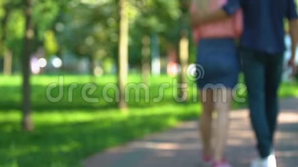 戴着郁金香花束的男人看着他的女朋友和另一个男人散步视频的预览图