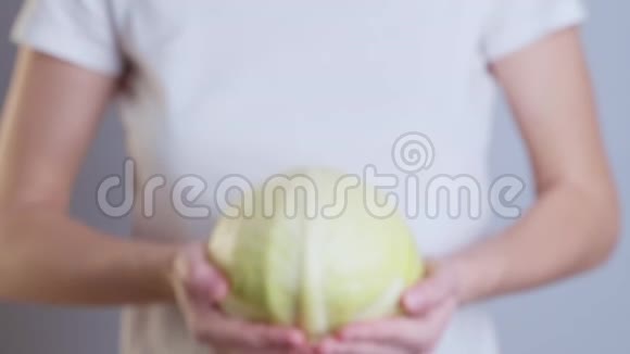 女人举着绿色卷心菜在特写视频的预览图