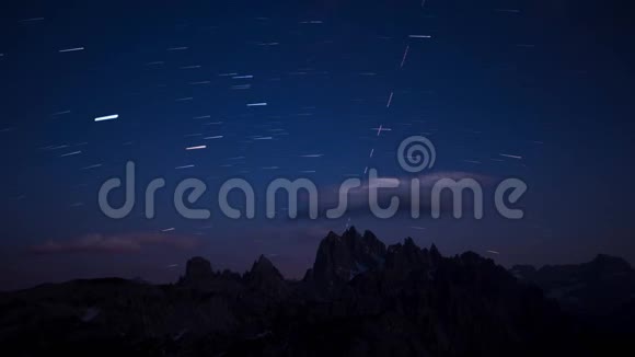 时间流逝银河系和夜空中的星星在白云岩阿尔卑斯山的三峰夏季南蒂罗尔意大利视频的预览图