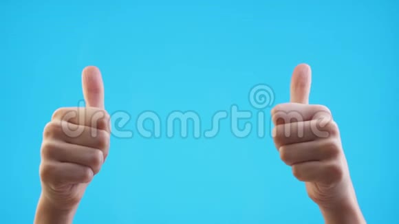 女人的双手指向交叉空间在蓝色背景上竖起大拇指视频的预览图