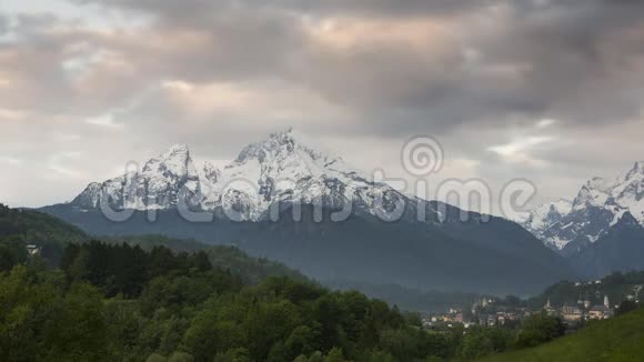 瓦茨曼山在春天日出时的时间流逝与巴伐利亚的贝希特斯加登市视频的预览图