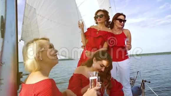 身穿红色服装的妇女参加帆船旅行视频的预览图