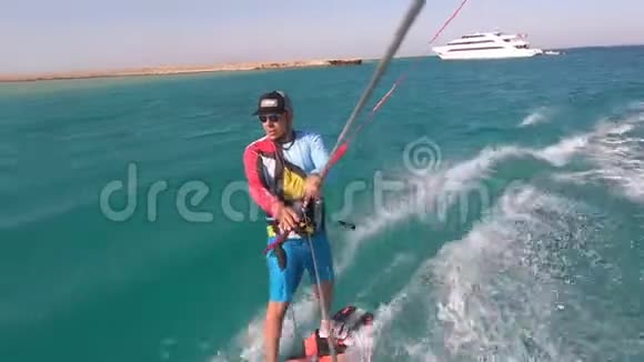 风筝在海里跳跃一个人正在做释放技巧高速视频的预览图