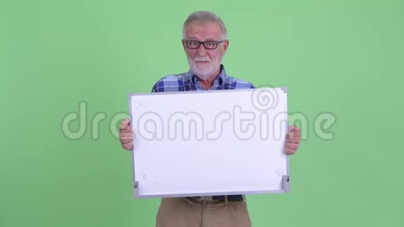 穿着大胡子的时髦男人拿着白板得到坏消息视频的预览图