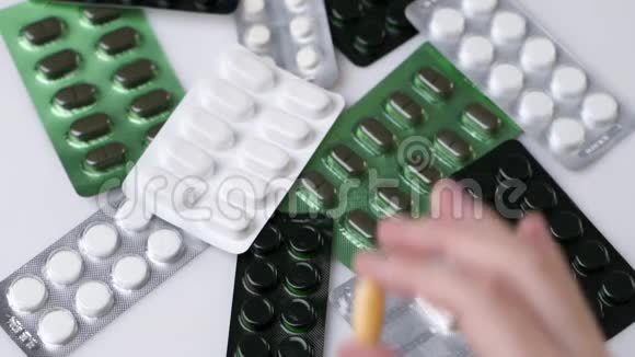 手拿一个胶囊或药丸隔离在片剂包装的背景上视频的预览图