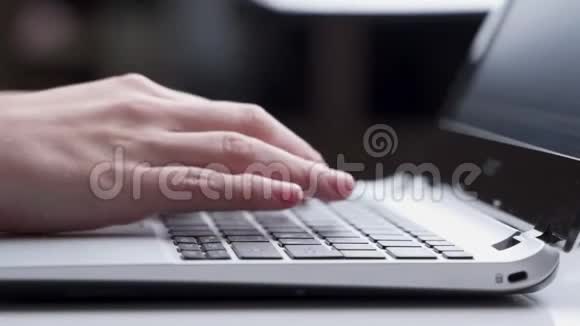 在笔记本电脑上工作在键盘上打字现代办公业务女人的手印在键盘上特写镜头视频的预览图