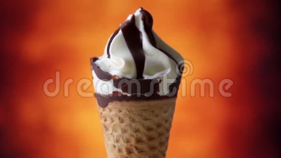 冰淇淋特写五颜六色的洒在冰淇淋上华夫饼锥冰淇淋棕色旋转视频的预览图