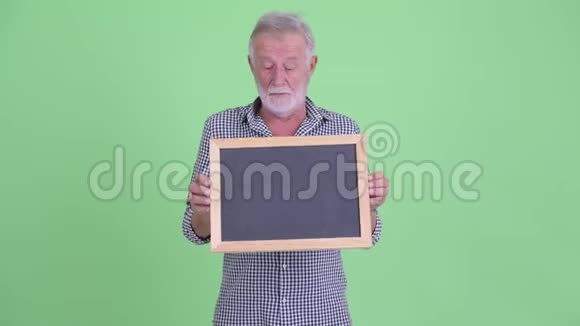快乐的大胡子男人拿着黑板说话视频的预览图