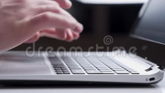 在办公桌上用手提电脑键盘打字的男人手的特写无法辨认的人正在笔记本电脑上写电子邮件视频的预览图