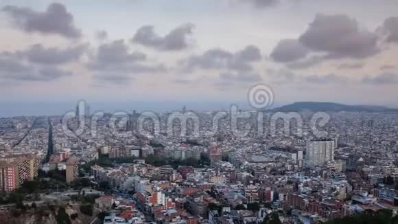 西班牙萨格拉达家庭大教堂在巴塞罗那天际线上空的日落时间视频的预览图