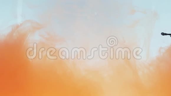 一种漂亮的丙烯酸墨水在水中的混合物墨和白墨流混合时形成抽象的云亚克力云视频的预览图