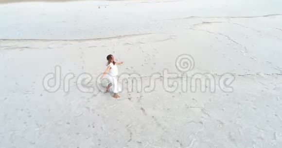 快乐的女孩在干盐湖上跳舞视频的预览图