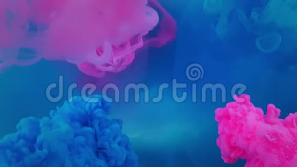 一种漂亮的丙烯酸墨水在水中的混合物蓝色和粉红色的墨水混合时形成抽象的云丙烯酸的云视频的预览图