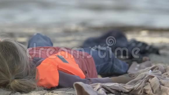 小女孩穿着救生衣在海上吐水海难幸存视频的预览图