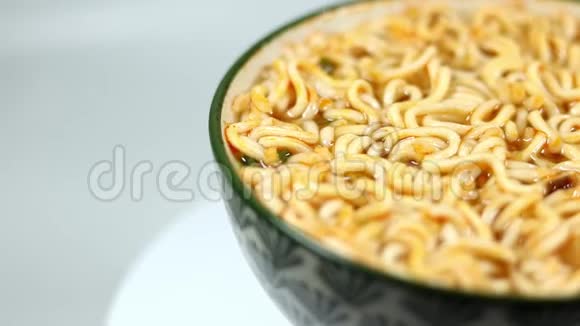 碗面面汤在一个杯子里亚洲餐孤立在白色背景碗从右边视频的预览图