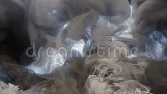 一种漂亮的丙烯酸墨水在水中的混合物墨和白墨流混合时形成抽象的云丙烯酸视频的预览图