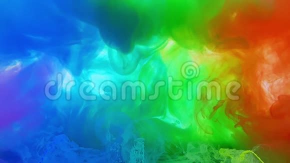 一种漂亮的丙烯酸墨水在水中的混合物彩虹色的墨流混合时形成抽象的云丙烯酸视频的预览图