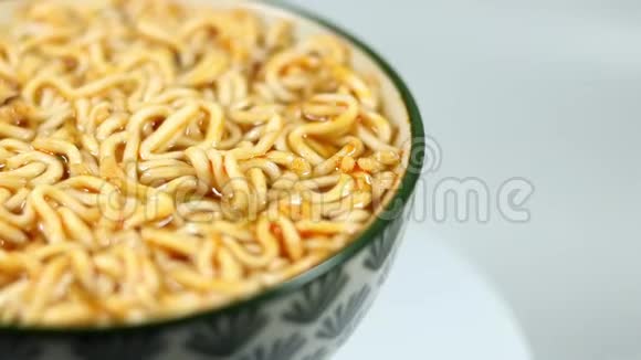 碗面面汤在一个杯子里亚洲餐孤立在白色背景碗从左边视频的预览图