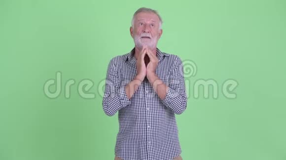 大胡子男人祈祷抬头看视频的预览图