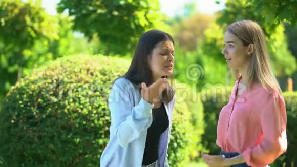 两个女朋友吵架不想听对方的话对峙视频的预览图