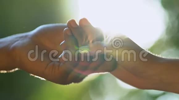 美国黑人男性的手轻轻地握着女性的手臂爱着混血情侣视频的预览图