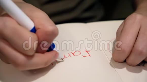 笔记本上带心的儿童笔记概念特写孩子的话语在心里盘旋孩子写的字视频的预览图