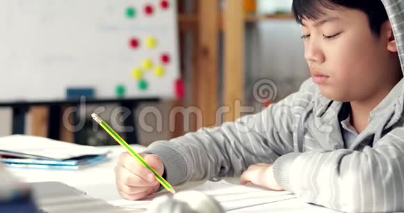 愤怒的亚洲男孩做你的家庭作业感到焦虑担心和疲倦多莉向左向右移动视频的预览图