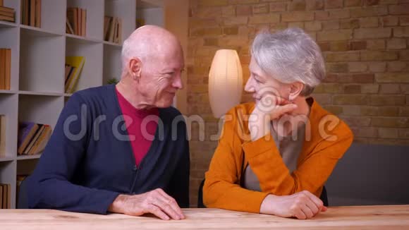 老白种人的配偶们互相交谈愉快地看着镜头坐在家里视频的预览图