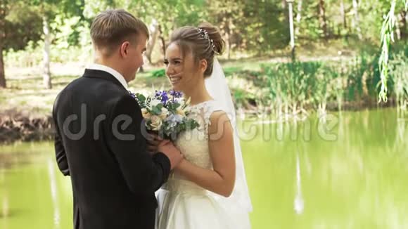 美丽优雅幸福的新婚夫妇喜笑颜开双眼视频的预览图