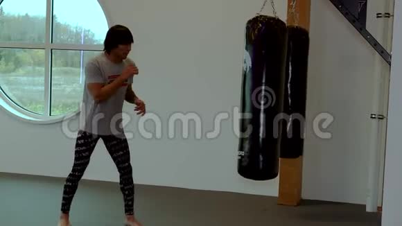 年轻男性运动员练习跆拳道视频健康的生活方式观念视频的预览图