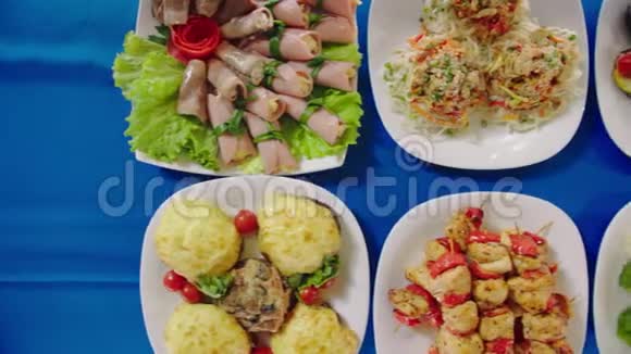 桌上的蔬菜肉类和鱼类小吃上面的动作视频的预览图