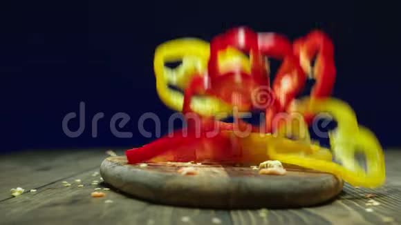 新鲜的甜椒倒在乡村餐桌上慢动作视频的预览图