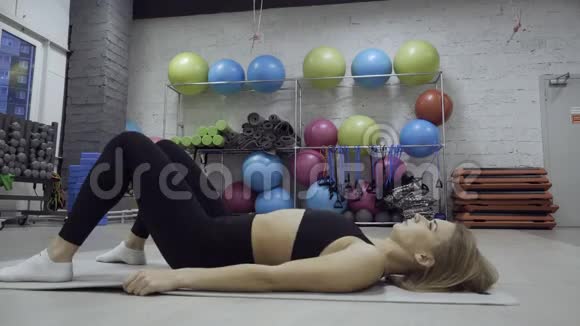 女人在不同的库存背景下在垫子上做锻炼视频的预览图