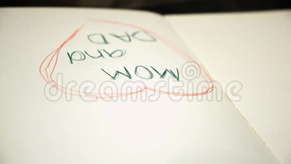 笔记本上带心的儿童笔记概念特写孩子的话语在心里盘旋孩子写的字妈妈视频的预览图