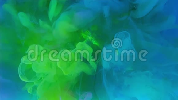 一种漂亮的丙烯酸墨水在水中的混合物彩虹色的墨流混合时形成抽象的云丙烯酸视频的预览图