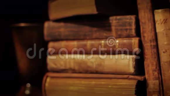 书架上的古籍视频的预览图