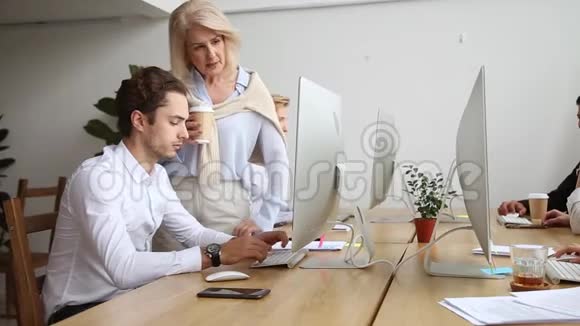 移动摄像头滑块显示不同的公司员工使用电脑工作视频的预览图