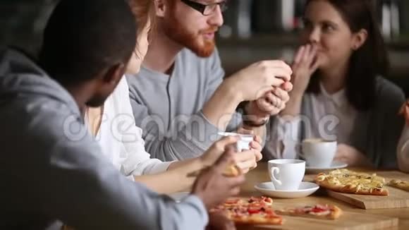 跨国朋友或同事吃披萨喝咖啡或茶视频的预览图