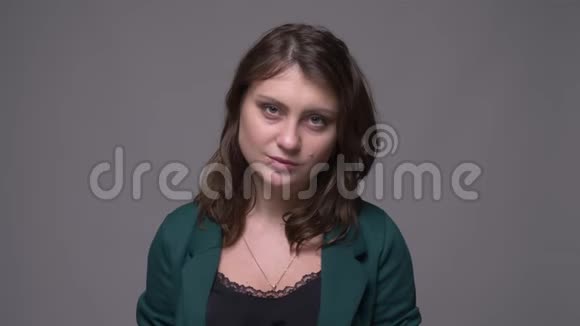 成年迷人的深色头发的女性的特写镜头她生气手臂交叉与背景隔离视频的预览图