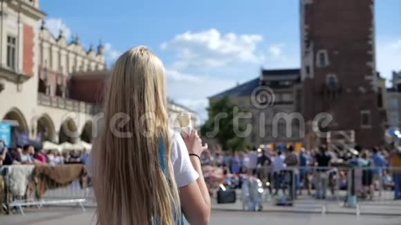 夏天性感的金发女孩在克拉科夫吃冰淇淋视频的预览图