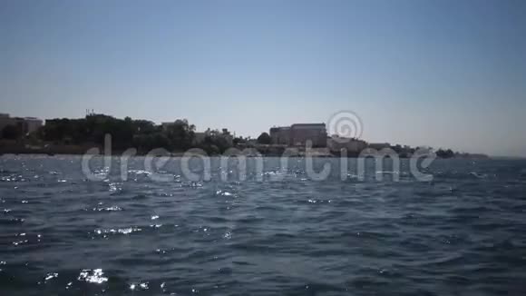 埃及卢克索2019年4月5日从埃及卢克索尼罗河上的一艘船上看到海岸视频的预览图