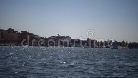 埃及卢克索2019年4月5日埃及卢克索尼罗河上的旅游船视频的预览图