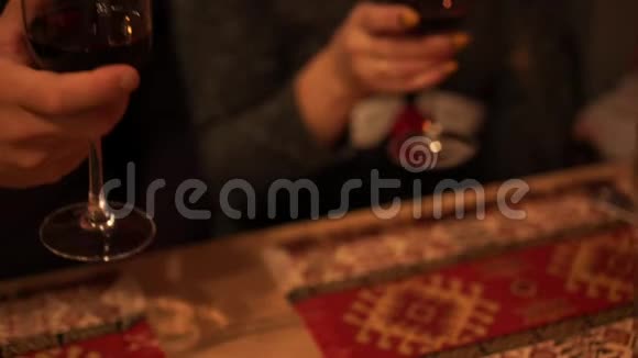 朋友们举杯畅饮美味的红酒视频的预览图